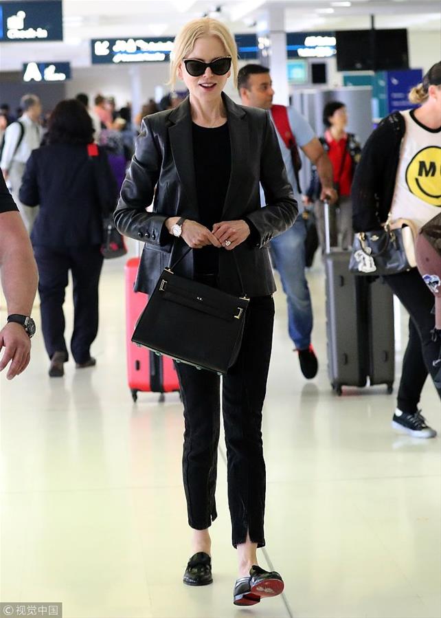 妮可·基德曼架黑超全黑LOOK干练有型