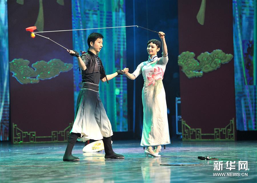 首届中国杂技春晚在河北吴桥举行