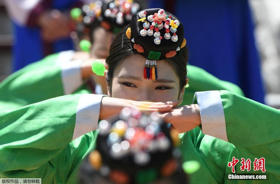 韩国举行传统成年礼仪式 女生着传统服饰加冠