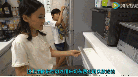 叉,勺 进深大的抽屉收纳着常用的杯子和碗盆 杯子开口朝上竖立着, 按
