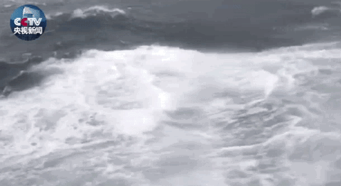 事故发生前，中国游客手机拍摄的事发海域视频截图。