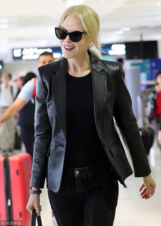 妮可·基德曼架黑超全黑LOOK干练有型