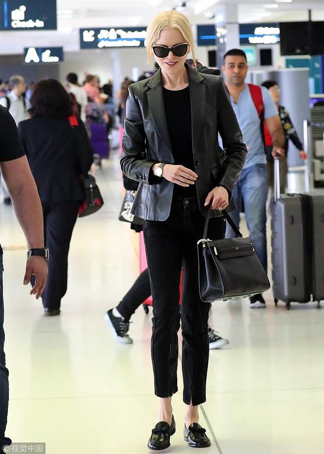 妮可·基德曼架黑超全黑LOOK干练有型