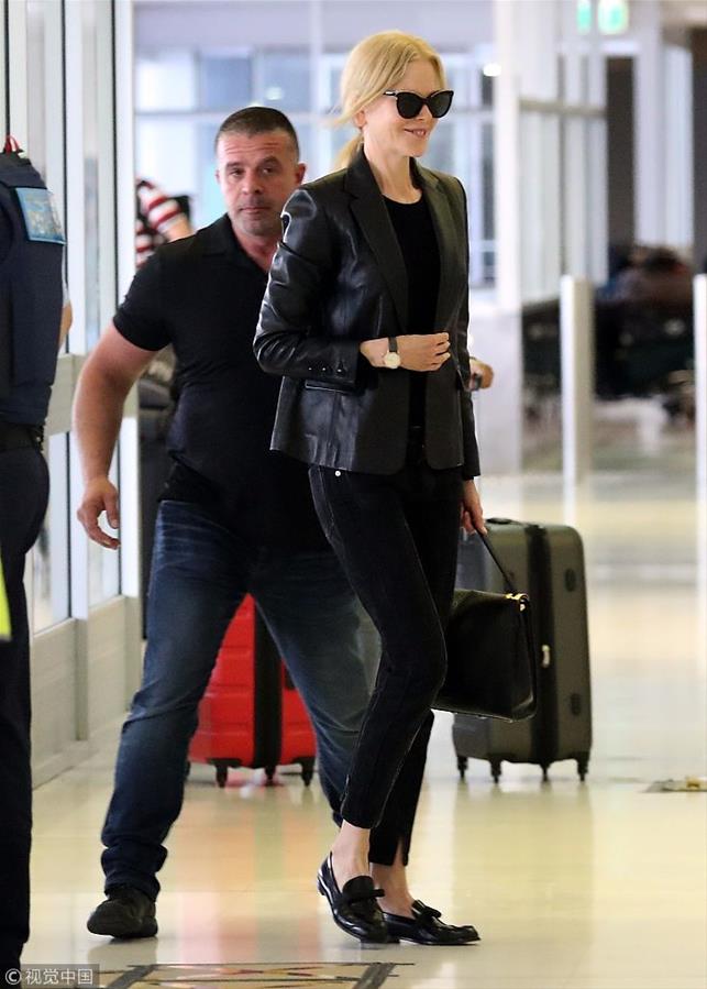 妮可·基德曼架黑超全黑LOOK干练有型