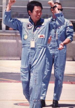 他是首个进入太空的华人，提前杨利伟18年把五星红旗送入太空