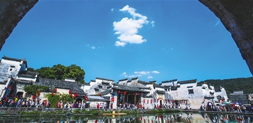 国庆假期各地景点游人如织 旅游消费市场火爆