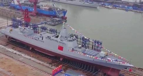 中国国家电视台播出的055型首舰清晰航拍画面（美国雅虎新闻网站）
