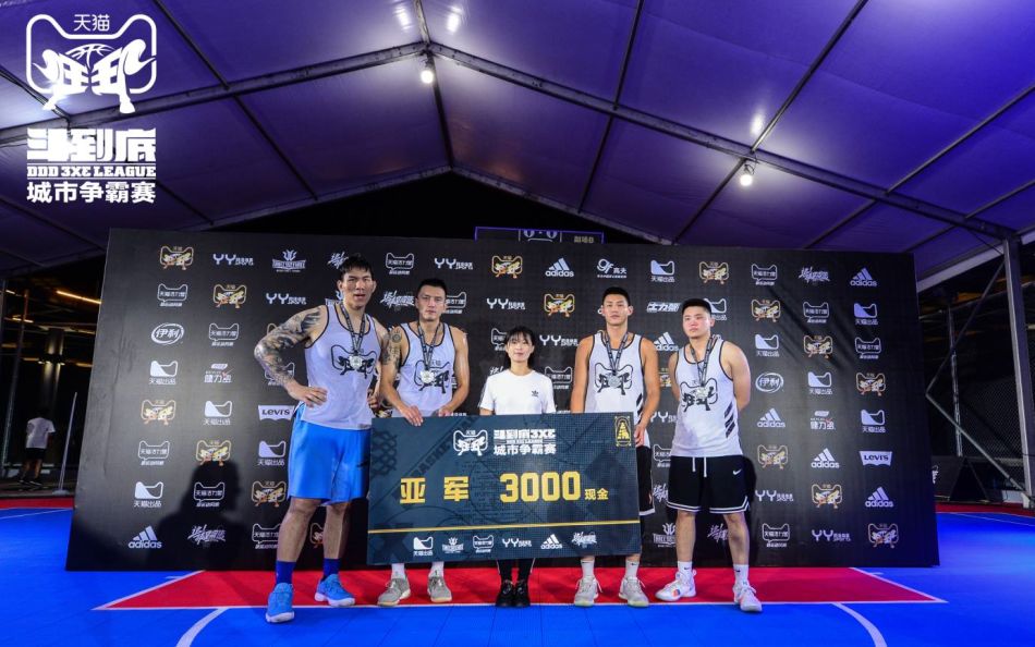 看完詹登库三人每秒的工资,瞬间感觉自己苟活