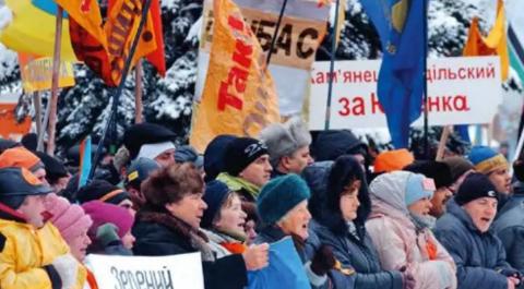 2004年11月30日,在乌克兰首都基辅的议会大楼外,反对派领导人尤先科的上万名支持者举行示威游行。