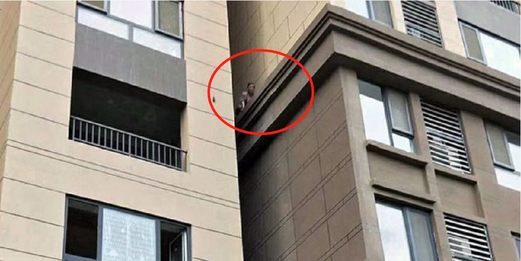 七旬老太被困六楼窗外,空调安装工高空施救