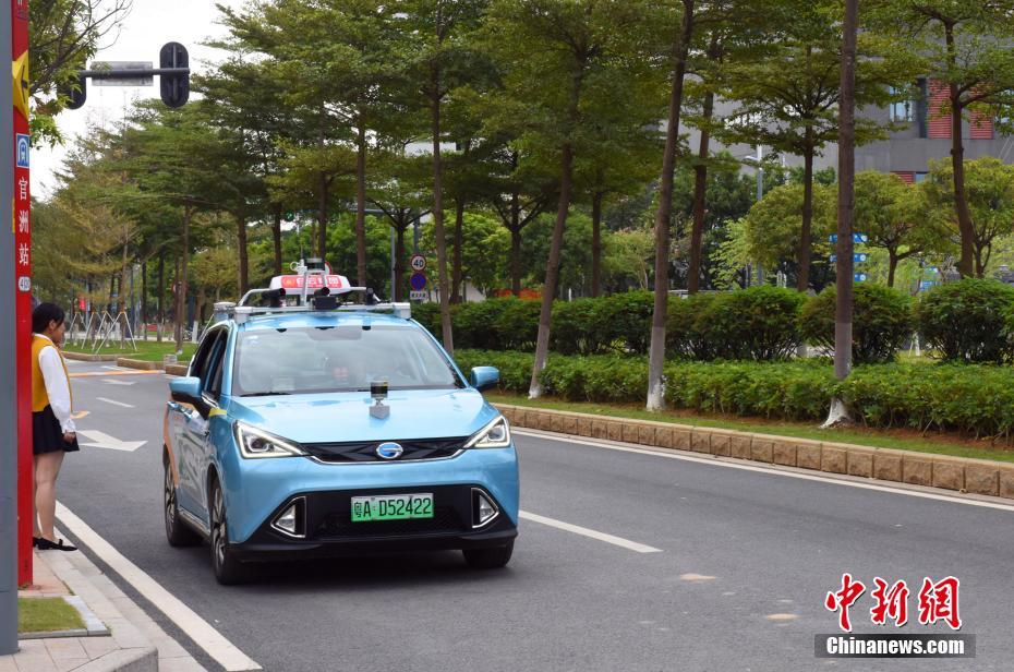 23岁大学生服毒自杀，母亲瘫坐学校眼神呆滞，想见老师遭拒