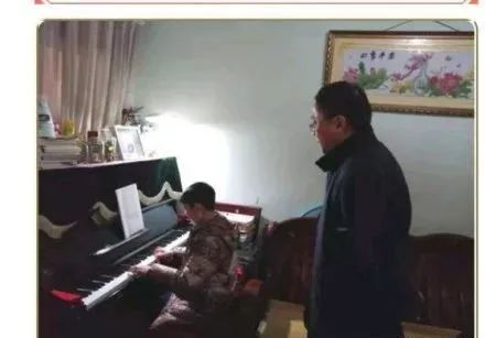 ▲网传“小汤”为领导弹琴的照片。