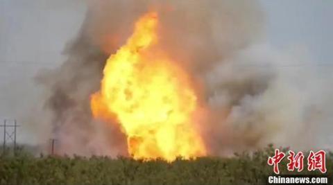 美国最大油田所在地一输油管道发生爆炸 现场火光冲天