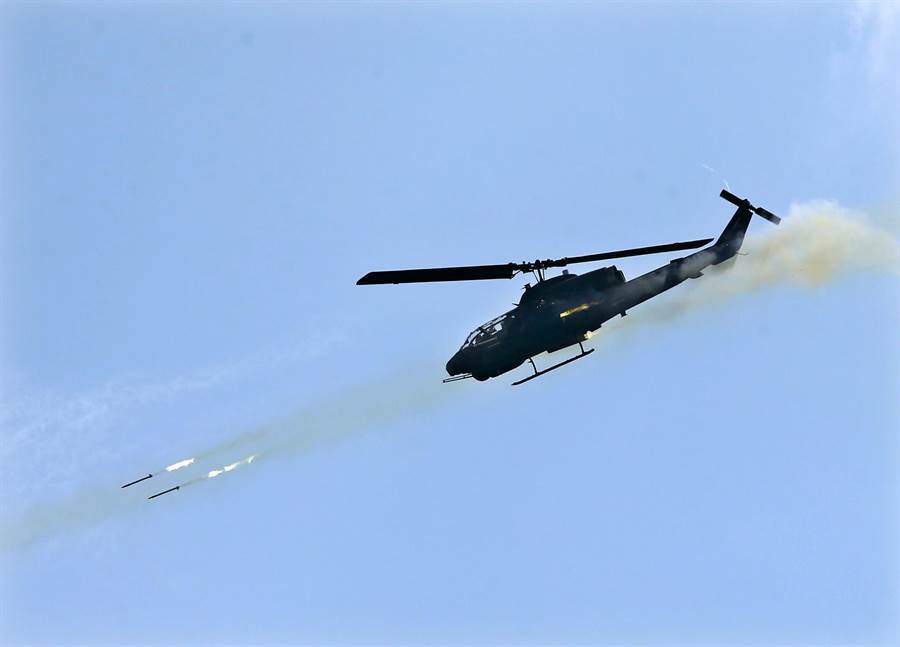  台军AH-1W武装直升机发射火箭弹 图自台媒