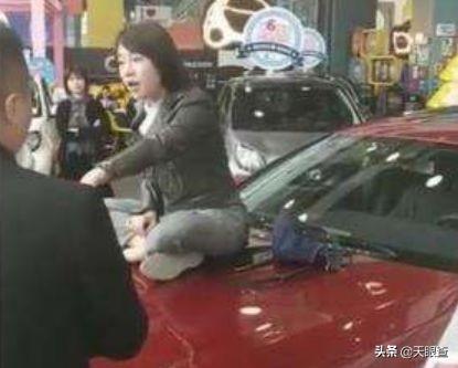 自从今年4月西安女车主坐奔驰车顶维权一事被广泛传播后,"奔驰女车主"