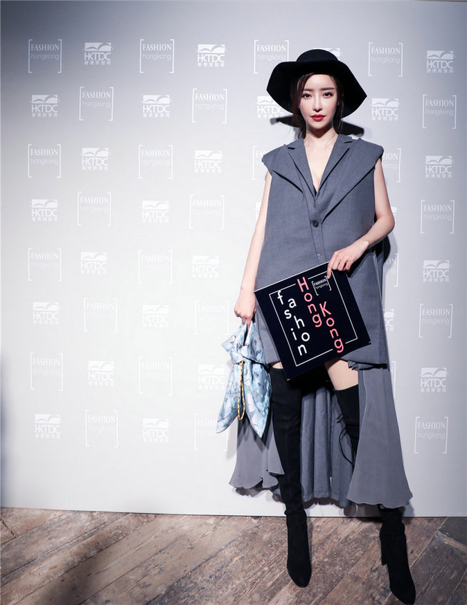 刘凡菲伦敦助阵时尚大秀