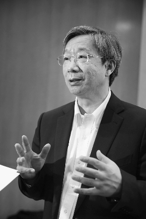 中国人民银行行长易纲6日接受中央媒体采访。记者 史丽 摄