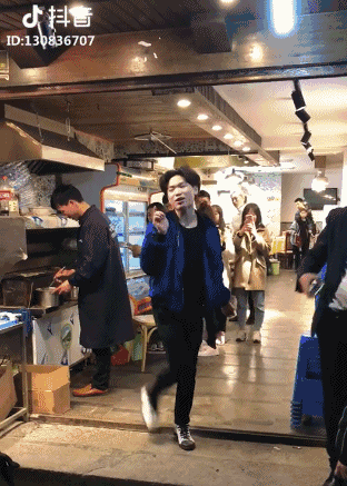 熬夜刷抖音,被种草了一波网红旅行地,跟着社会