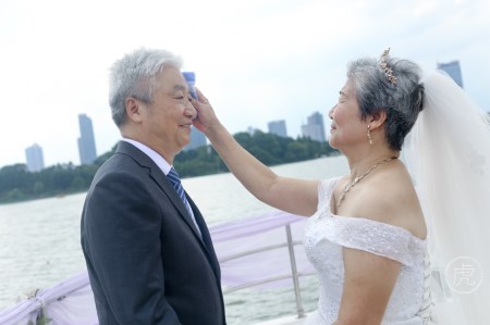 【视频】两对金婚老人玄武湖办游艇婚礼,50对