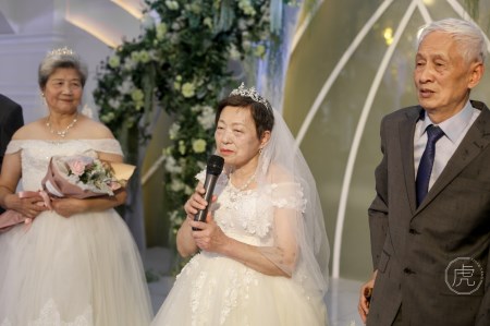 【视频】两对金婚老人玄武湖办游艇婚礼,50对