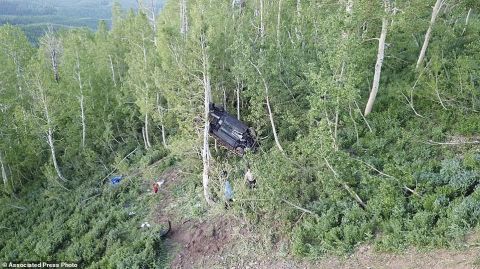 美国一辆汽车坠入峡谷，造成7名青少年严重受伤