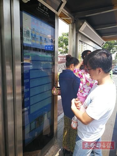 三亚“时尚”公交站！下趟车啥时到站一目了然，边等边给手机充电！