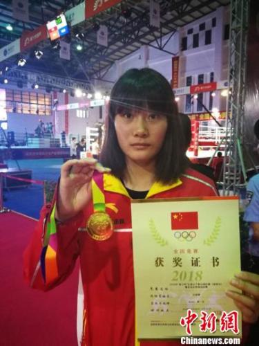 汪丽娜赛后和金牌合影(华子宾摄)