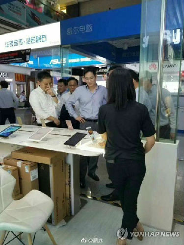 同一天，李在镕一行考察了还三星手机展台。（韩联社/微博截图）