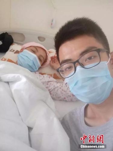 李长清在医院照顾病重妈妈。