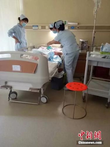 李长清妈妈在病床上。