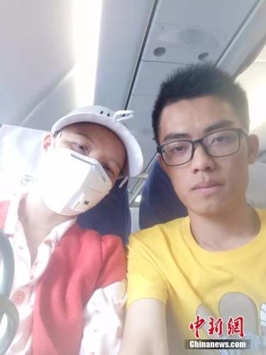 李长清和病重的妈妈。