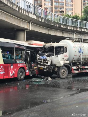 四川绵阳公交车与货车相撞 公交司机死亡4人受伤