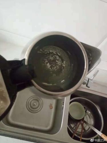 红星凯悦小区居民家中的烧水壶底部——央广中国之声记者拍摄