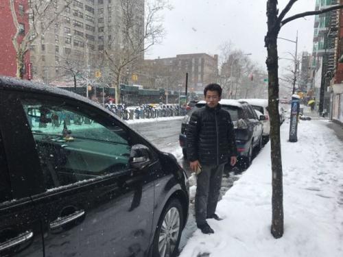 风雪天接客的车辆。(美国《世界日报》记者牟兰/摄影)