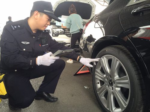 火眼金睛发现伪装走私车