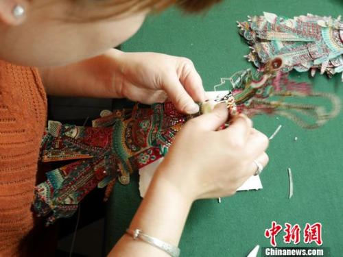皮影的制作过程 王硕/摄