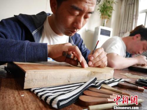 皮影的制作过程 王硕/摄