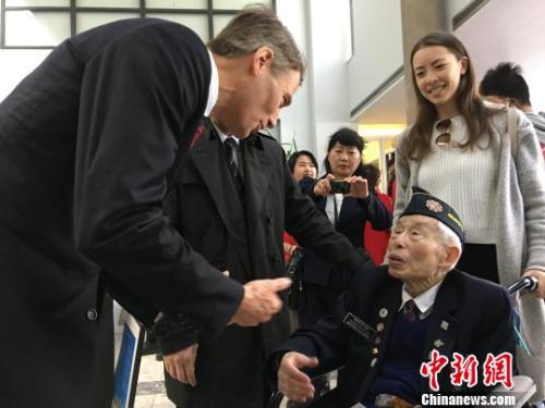 4月22日,温哥华市长罗品信(Gregor Robertson)在就歧视华人历史向华人道歉的市议会特别会议结束后,与出席会议的95岁华裔退伍老兵李文英交谈。 余瑞冬 摄