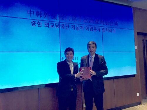 图为韩国外交部东北亚局审议官林始兴和中国外交部领事司副司长陈雄风。(韩联社/韩国外交部提供)