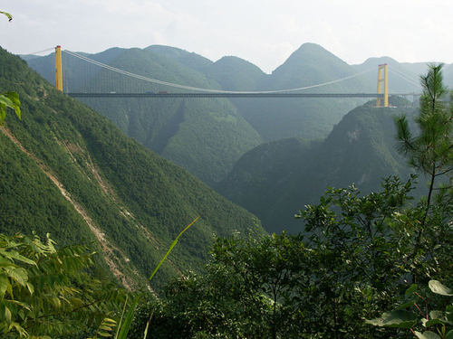 Figure 2四渡河大桥远景近500米的高度使得它在2016年前都是世界最高桥梁，直到被杭瑞高速北盘江大桥超越，图片来源同上