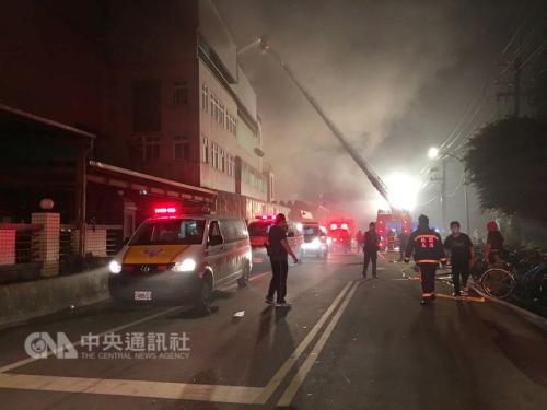 救灾现场。图片来源:台湾“中央社”。 台湾桃园工厂致7死火灾被扑灭 火势猛烈燃烧40小时