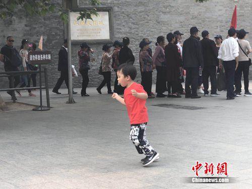 5月10日,一名儿童在北京北海公园玩耍。 冷昊阳 摄
