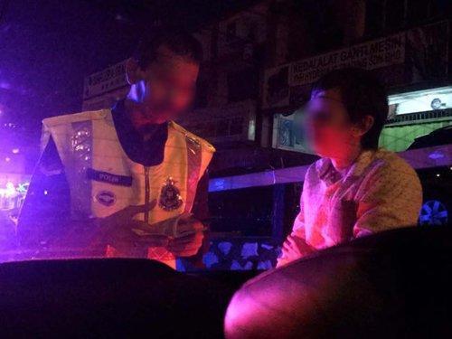 女事主及友人偷拍警察及Grab车司机,但被警察勒索1万令吉。(马来西亚《中国报》)