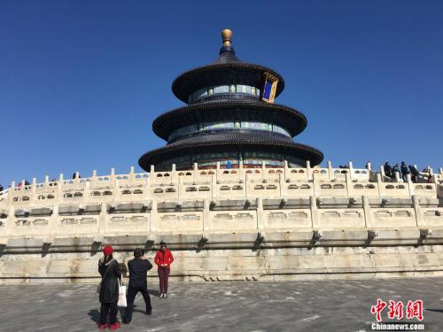 资料图:游客在北京天坛公园游览。中新网记者 阚枫 摄