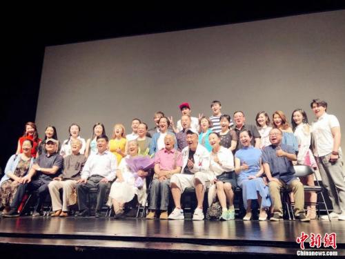 中戏首部音乐剧电影《家》主创合影。主办方供图 孙红雷助力中戏音乐剧电影 赞师弟师妹“演得好”