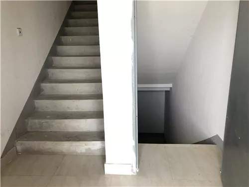 邻居贴告示:逝者禁乘电梯 家人无奈抬棺走下1