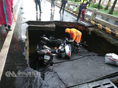 台南东区林森地下道摩托车道19日清晨发生坍方,市政府工务局派员抢修。图片来源:台湾“中央社”(台南市工务局提供)