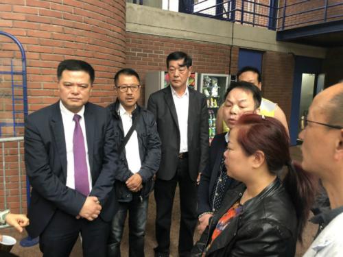 任俐敏(左1)等与参加庭审的张朝林家属(右2)交谈。(图片来源:法国《欧洲时报》记者孔帆 摄)