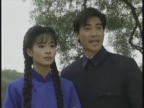 P图不加滤镜,50岁岳翎素颜看状态依然很好,骨