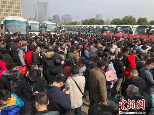 资料图:69辆大巴载着乌鲁木齐及周边城市3300多人分线路开赴64家楼盘。 朱晓颖 摄